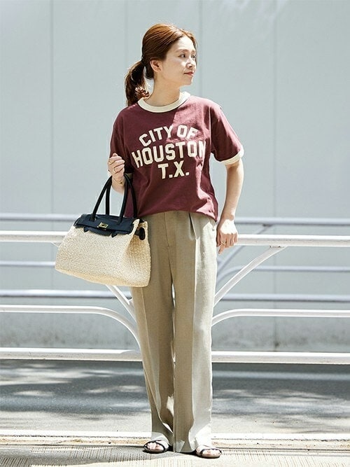 カットソー×ベージュパンツでカジュアルコーデに