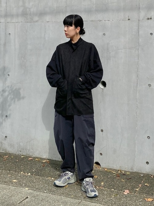 ［4］グレーのニューバランスでコーデの重見えを回避