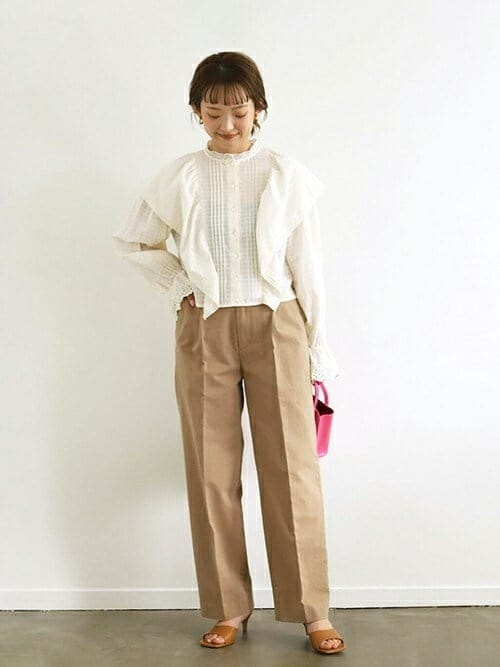 ブラウス×ベージュパンツで大人可愛いコーデに