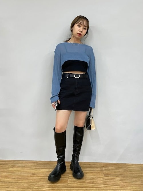 ［3］クロップドカットソーで夏らしいレイヤードコーデに