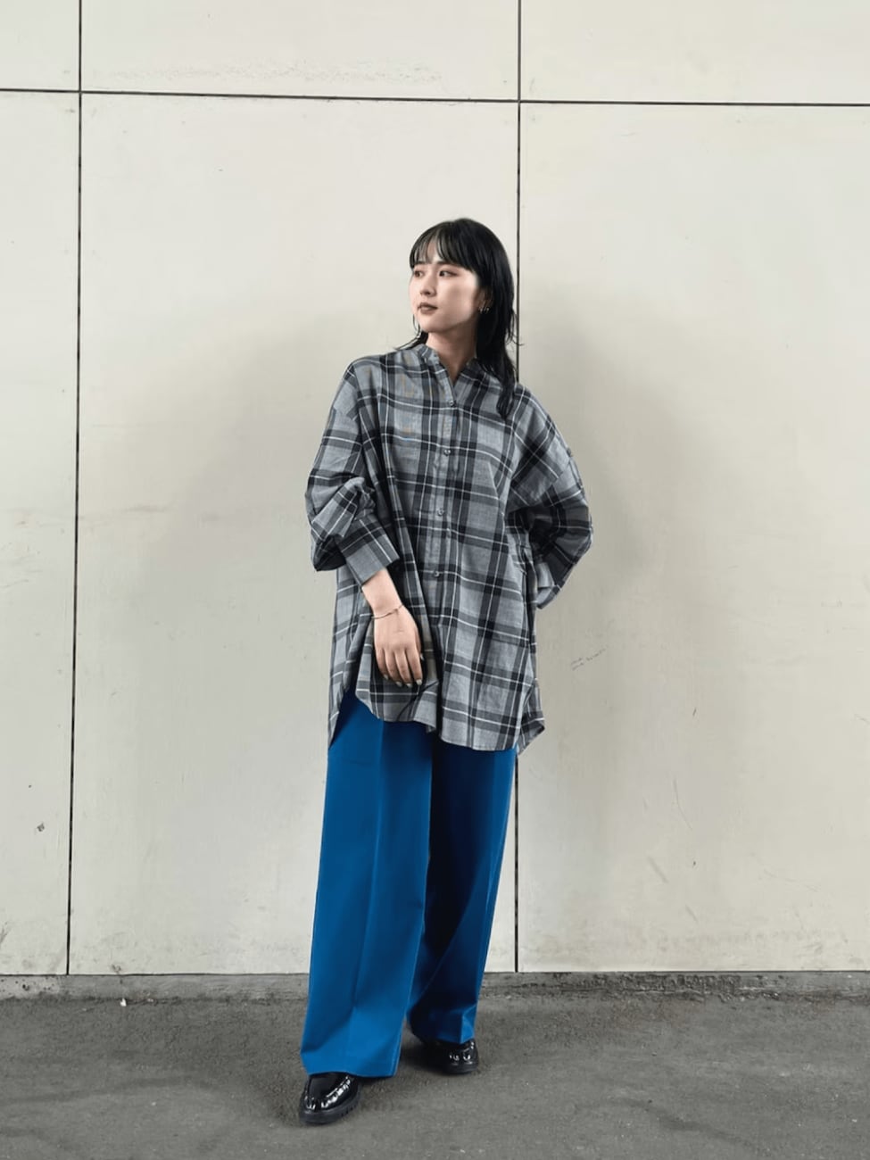 グレーチェックシャツ×ワイドスラックス