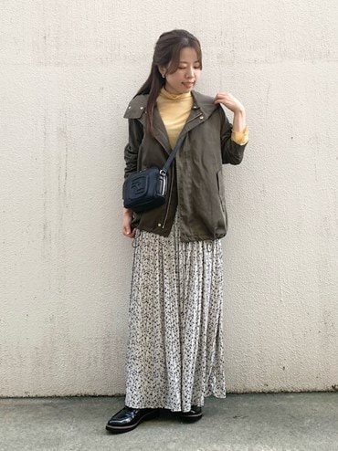 秋を楽しむマウンテンパーカーコーデ