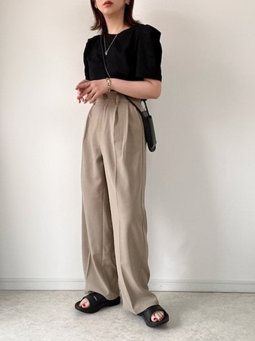 柄や色を抑えてシンプルにまとめる