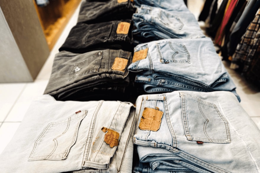 デニムが並ぶ売場画像