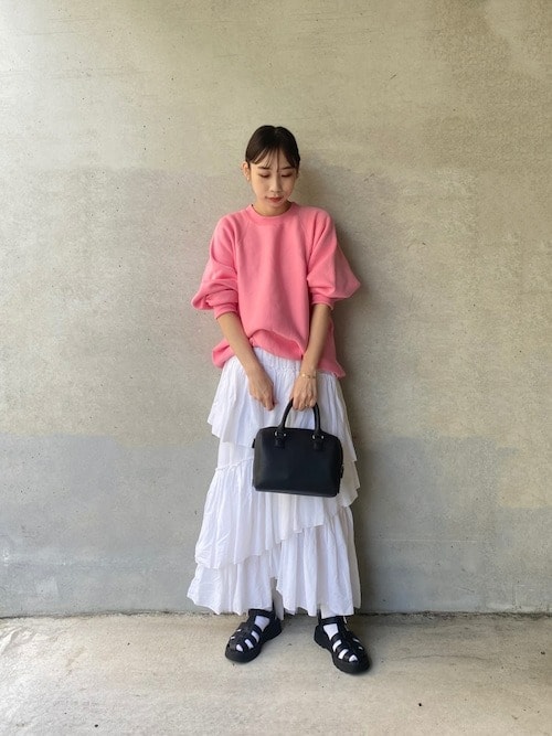 2. 気分の上がるティアードスカートで春らしさを演出