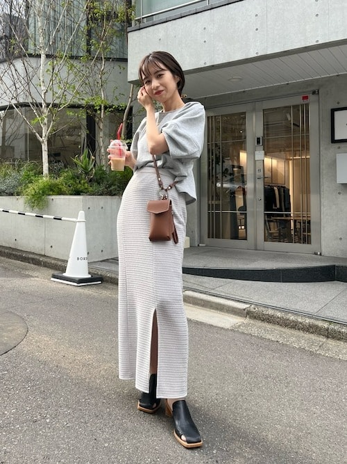 3. タイトスカートでレディな印象と細見えを両立する