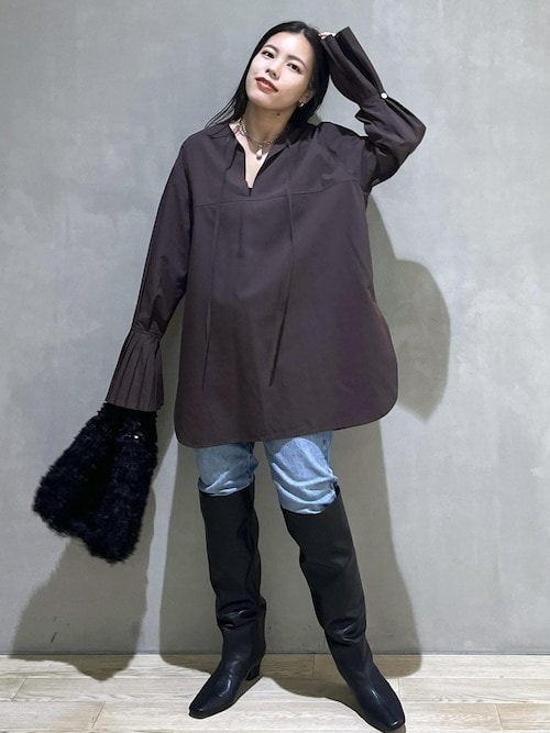 ［1］パンツ｜シンプルコーデはブーツインでアップデート