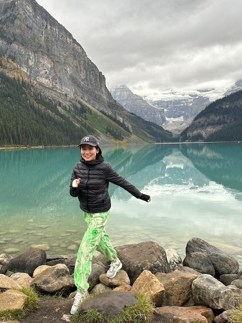 ［8］薄手のアウターをレイヤードした技ありコーデ