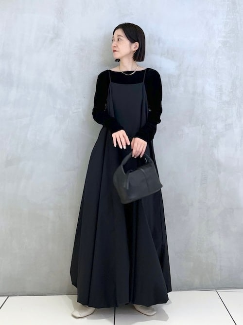 ［2］ブラックコーデで品よくカジュアルダウン