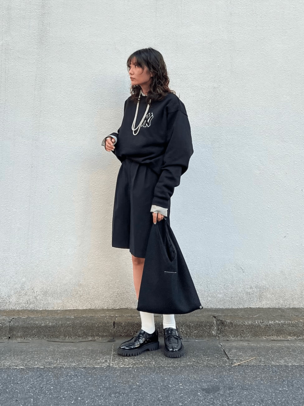 黒トレーナー×チェックシャツ×ハーフパンツ