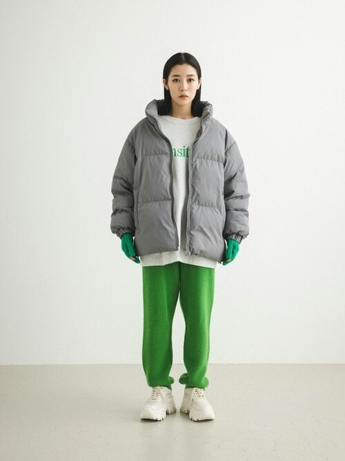 ［8］高発色なニットパンツで冬コーデの重見えを回避