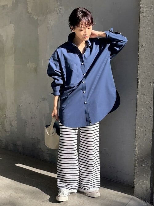 ［5］ゆるっとワイドなニットパンツでコーデを底上げ