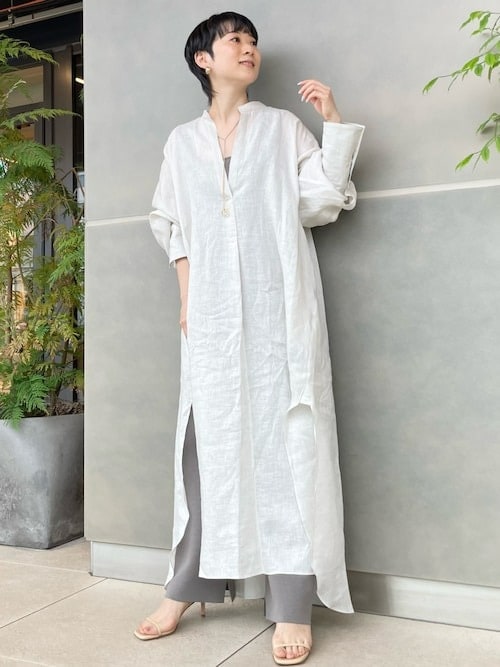 ［6］グレーのニットパンツでコーデをカジュアルダウン