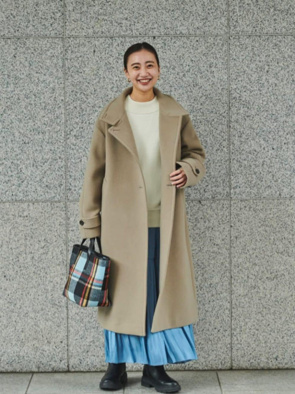 ▼［8］カラースカートでコンサバな印象を払拭