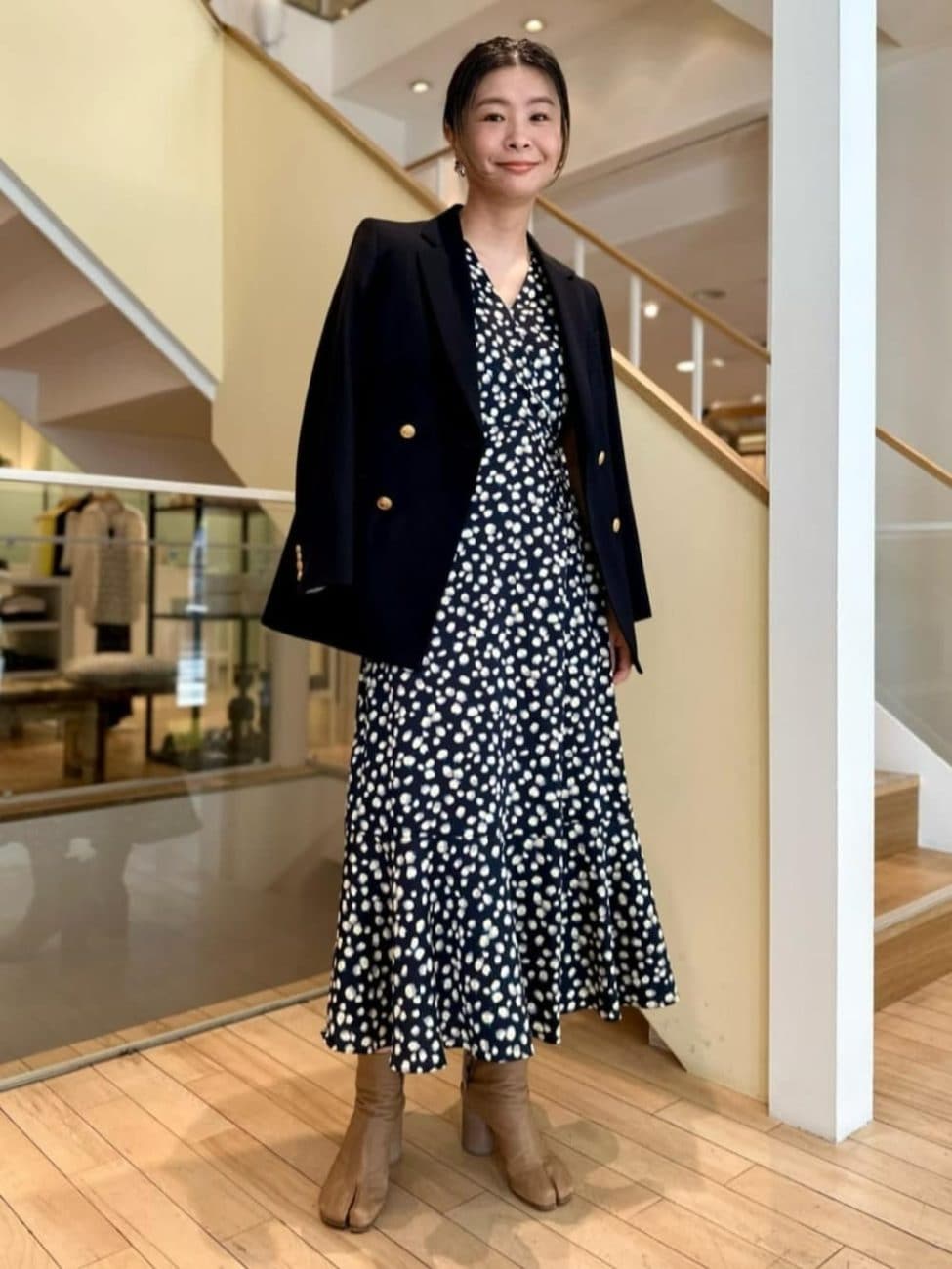 ［黒］の花柄ワンピースコーデ