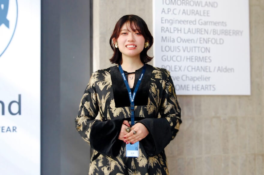 笑顔をむける女性店員
