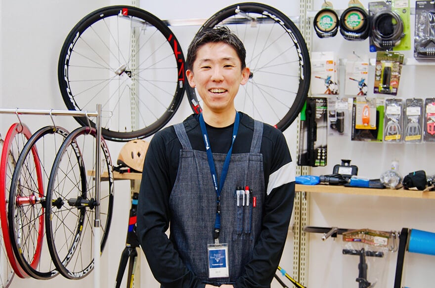 自転車の前で笑顔で迎えてくれた店長