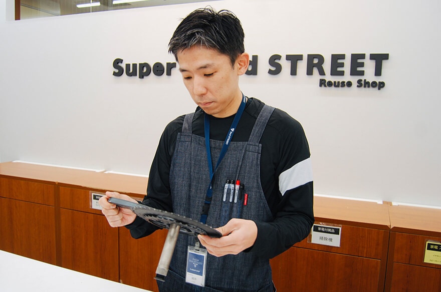 査定をする細井店長