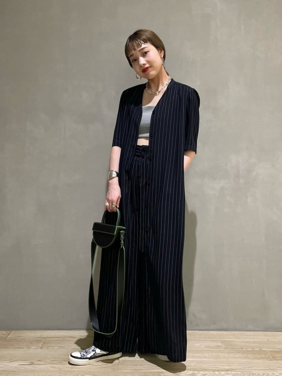 ［3］パイソン柄のスリッポンでモードな気分を高める