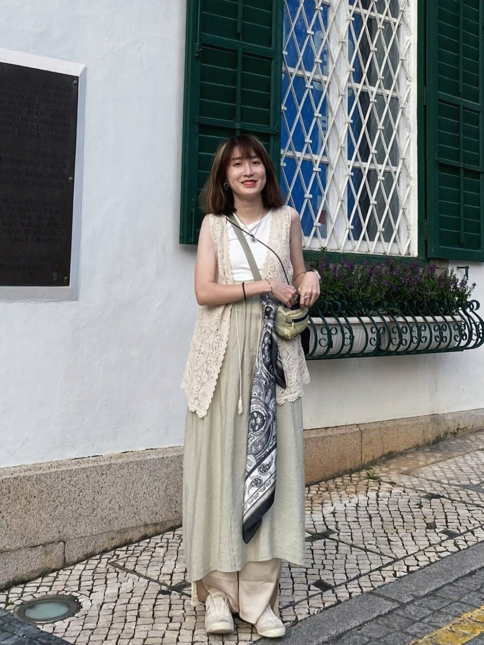 ［5］淡色コーデにレトロ顔のスリッポンが見事にマッチ