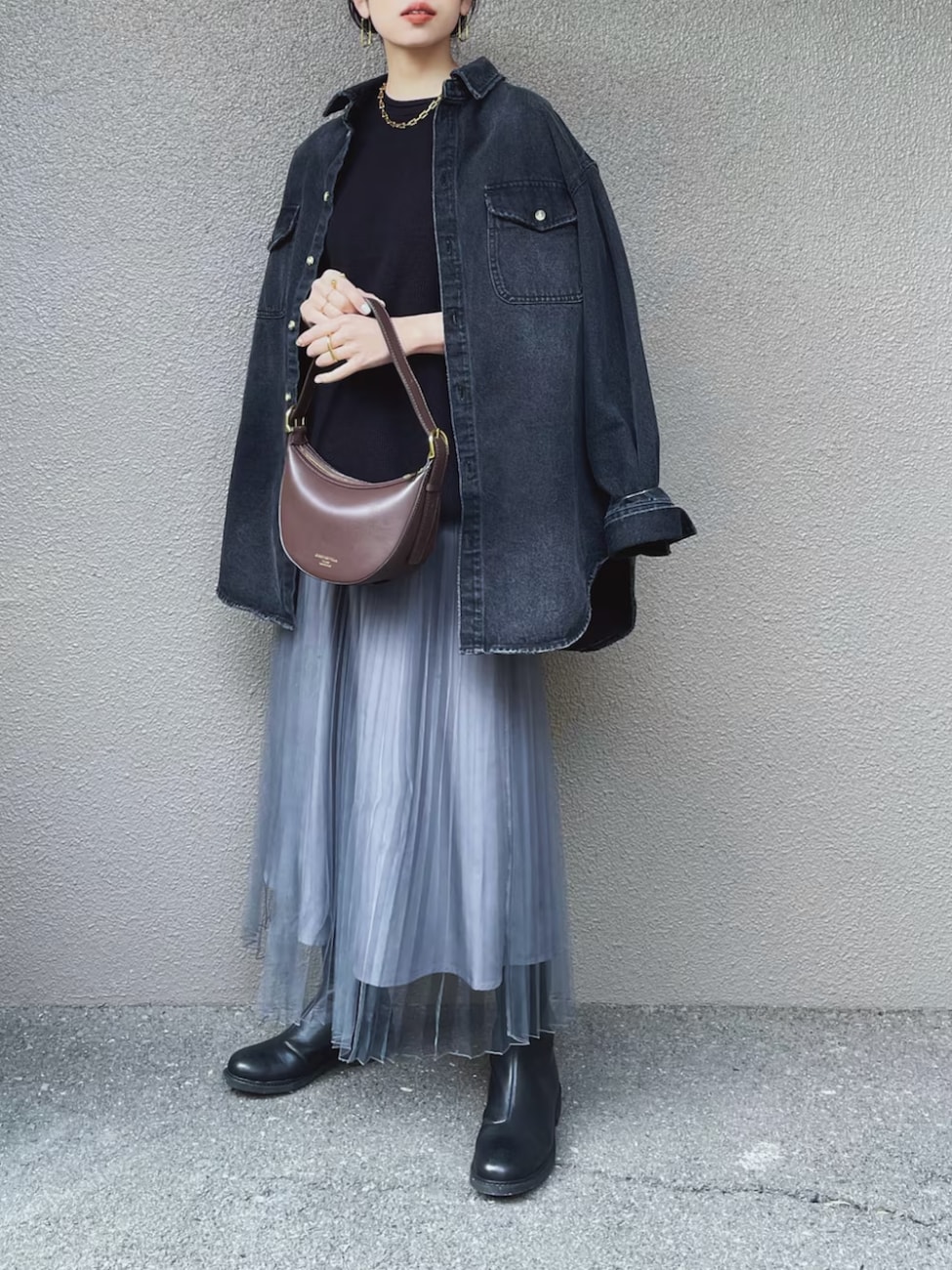 ▼黒トーンの甘辛MIXデニムシャツコーデ