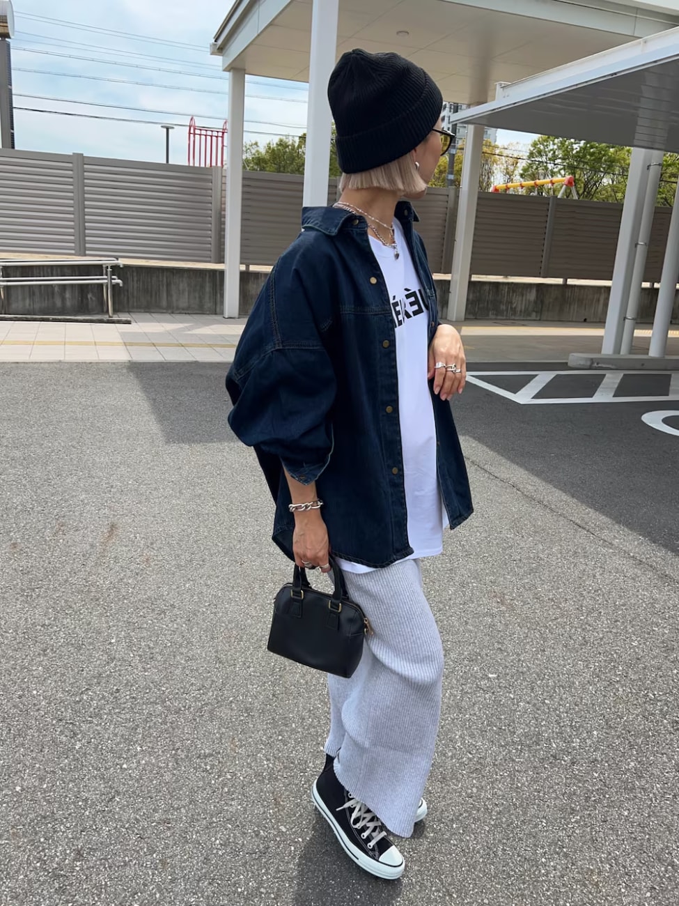 ▼リブスカート×デニムシャツの大人カジュアルスタイル