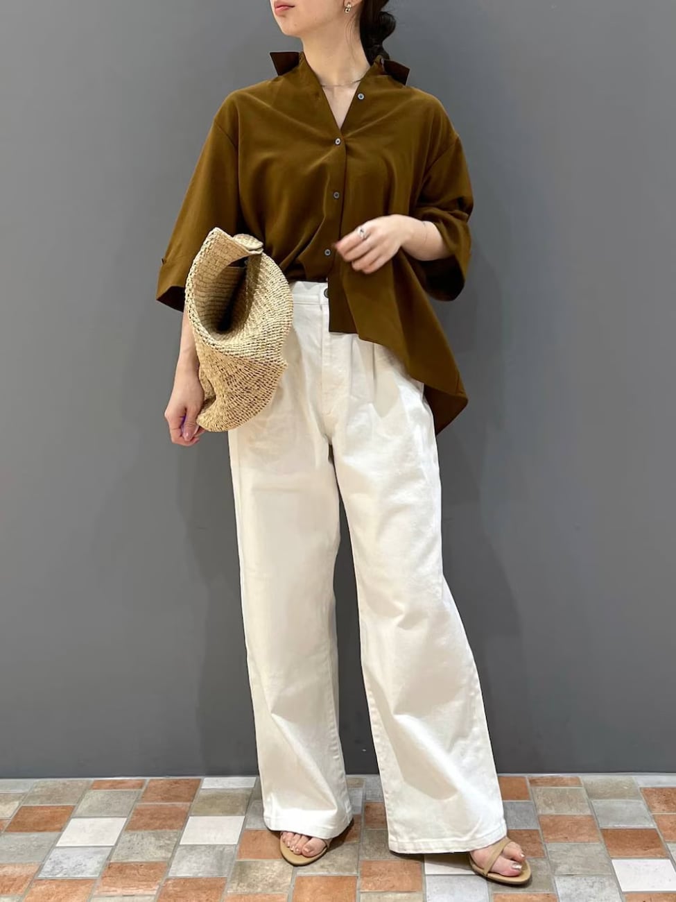  ▼茶色シャツ×白ワイドパンツコーデ