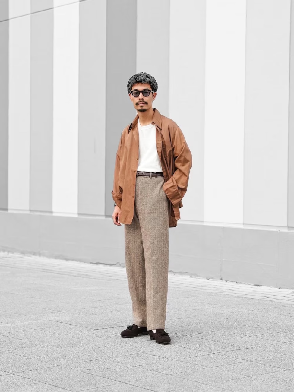 ▼茶色シャツ×白カットソー×スラックスコーデ