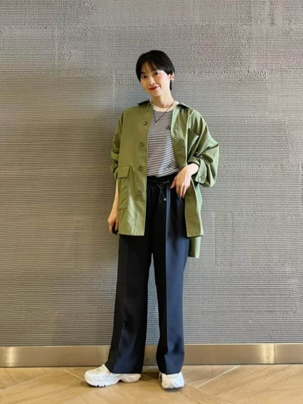 オリーブ色の［シャツ］コーデ