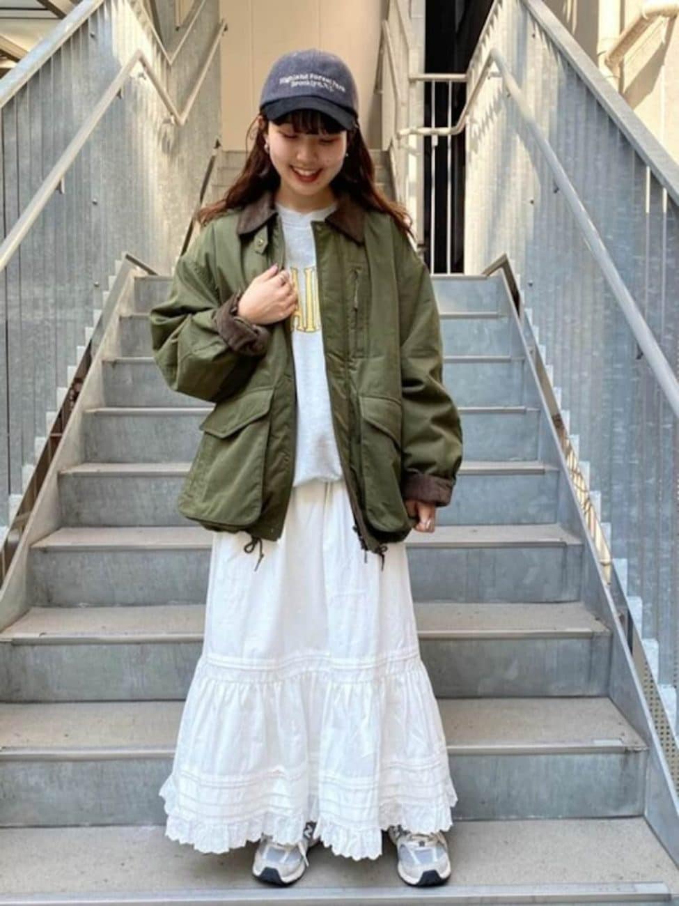 オリーブ色と［白］のコーデ