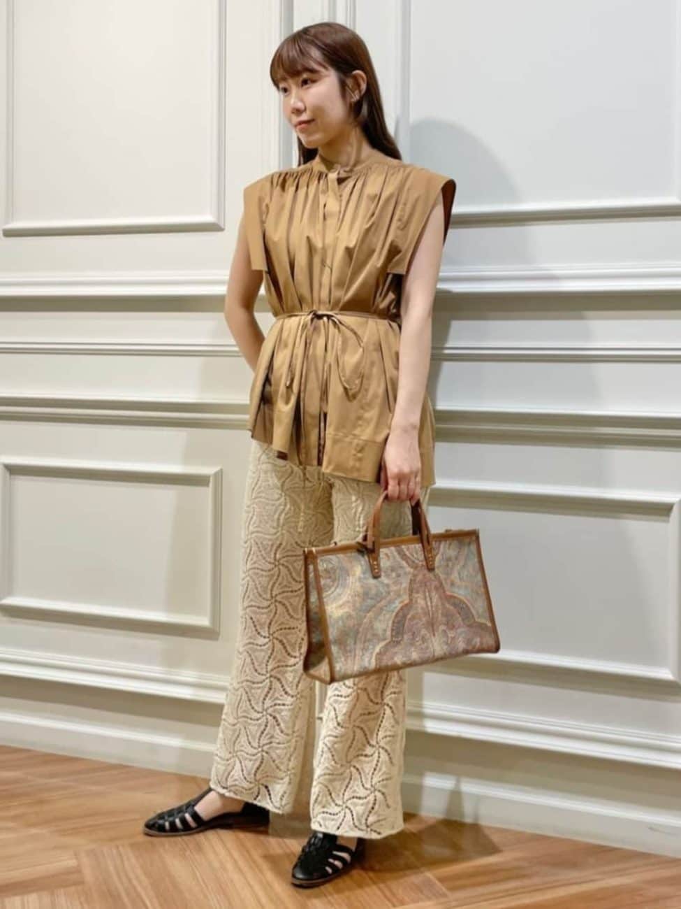 キャメル色の［シャツ・ブラウス］