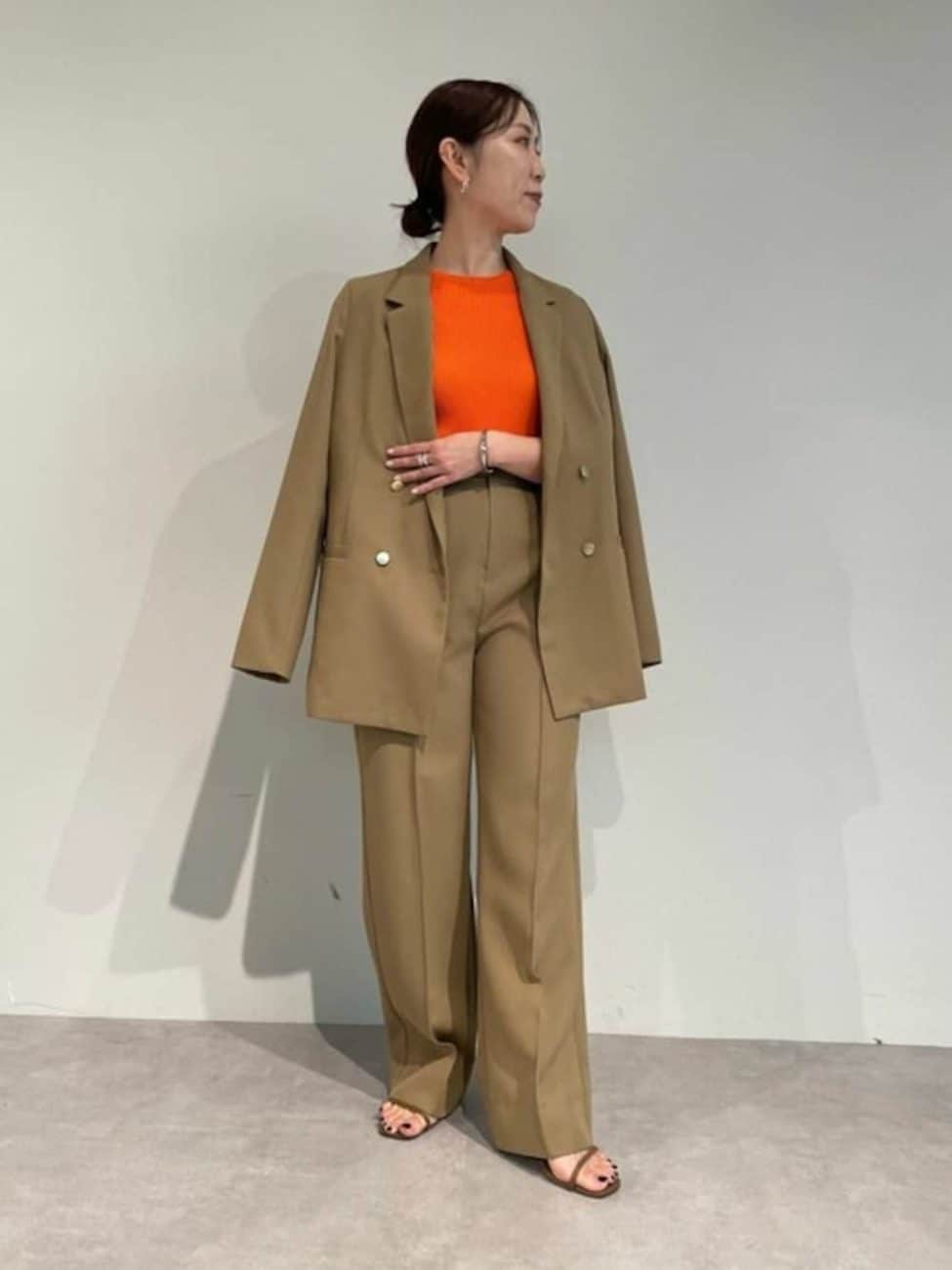 キャメル色の［ジャケット］