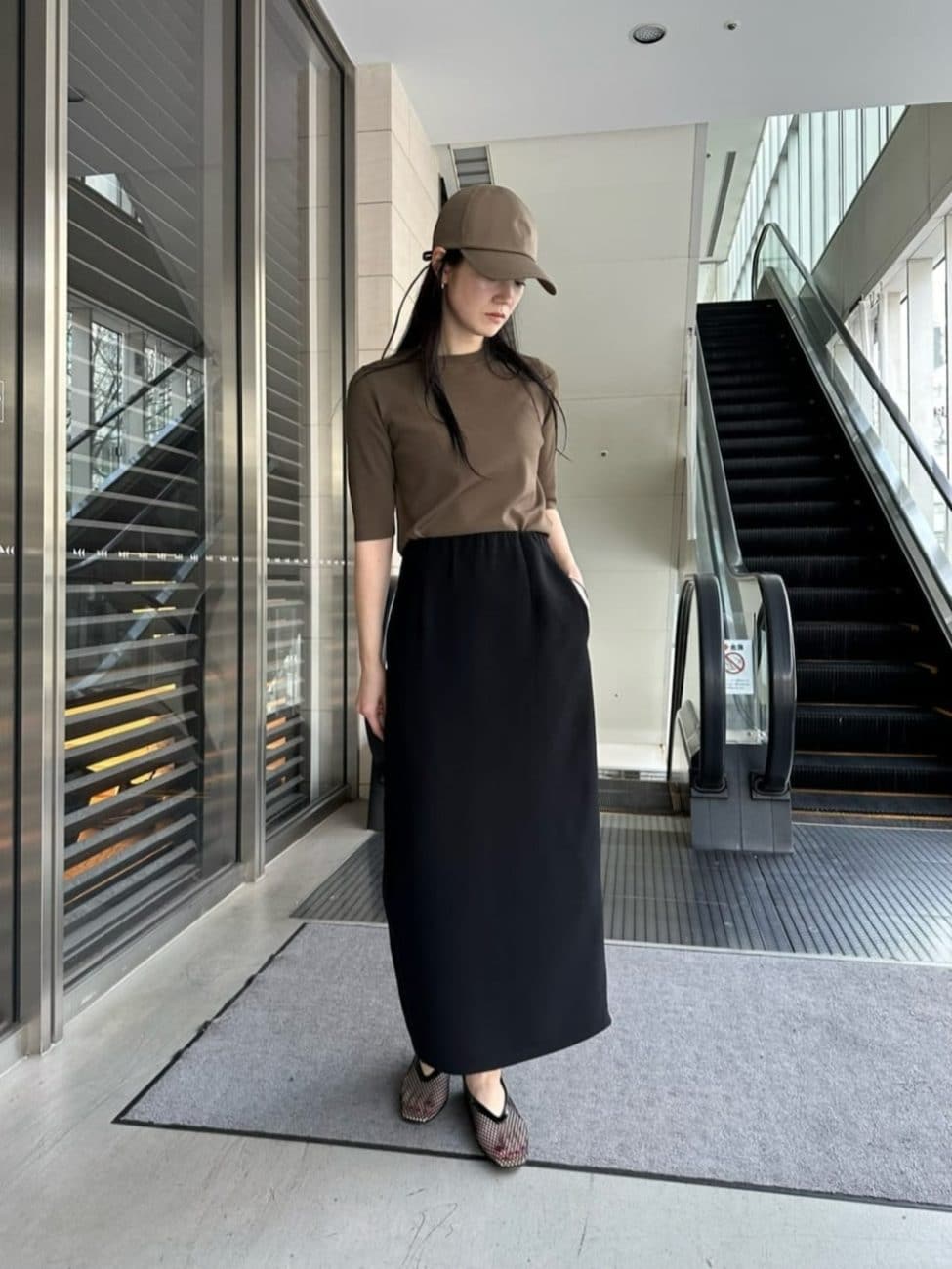 オリーブ色と［黒］のコーデ