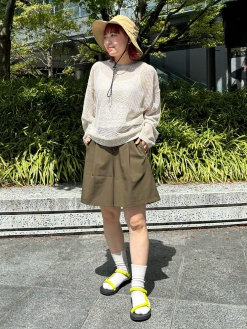 オリーブ色と［ベージュ］のコーデ