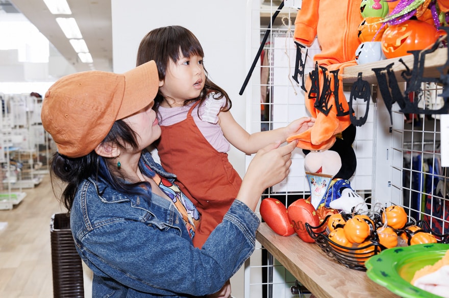 親子で店内の商品を見ている様子