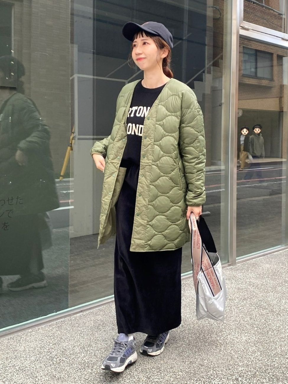 ロングスカート×〈グレー〉スニーカーコーデ