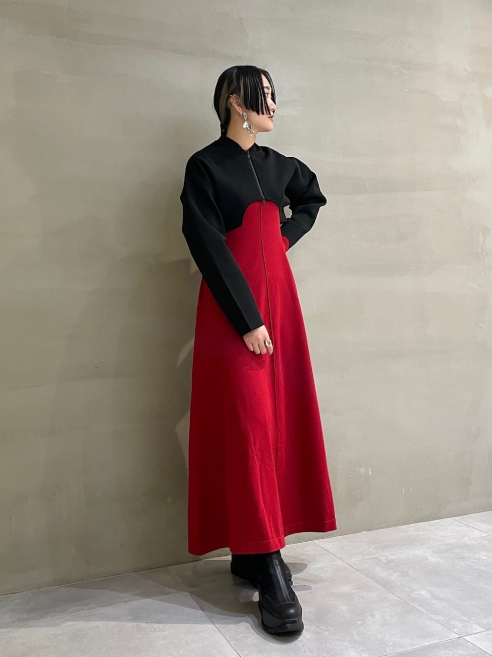 赤ワンピースコーデ16選｜色合わせから素材・柄の選び方まで！ | 2nd STYLE