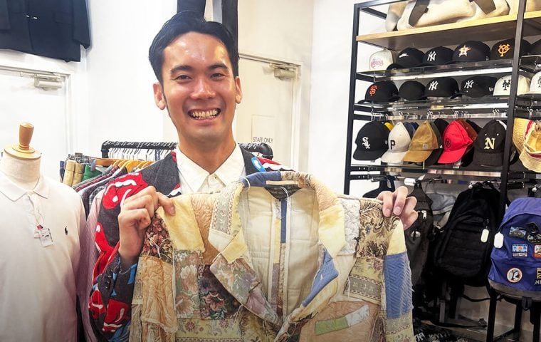 自身のコレクションを笑顔で話すスタッフ