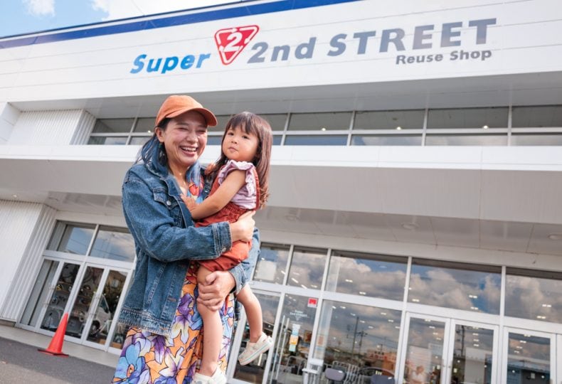 店舗前で子どもを抱っこしている様子