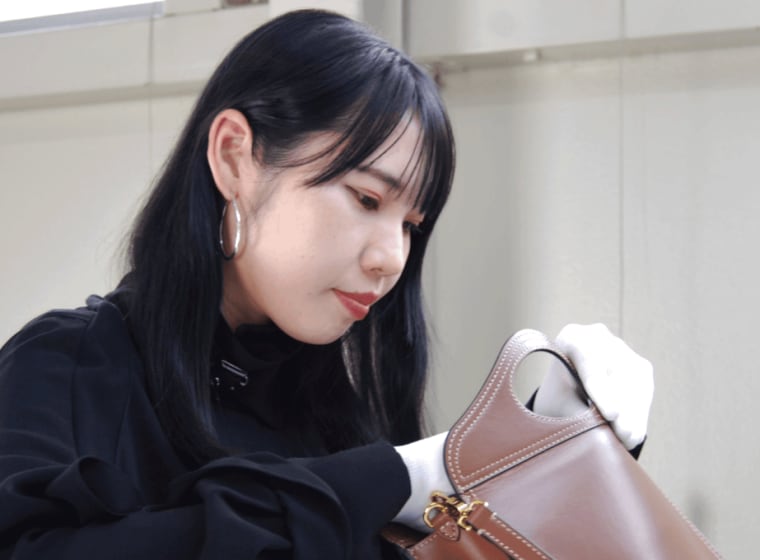 真剣に査定するweb買取担当者