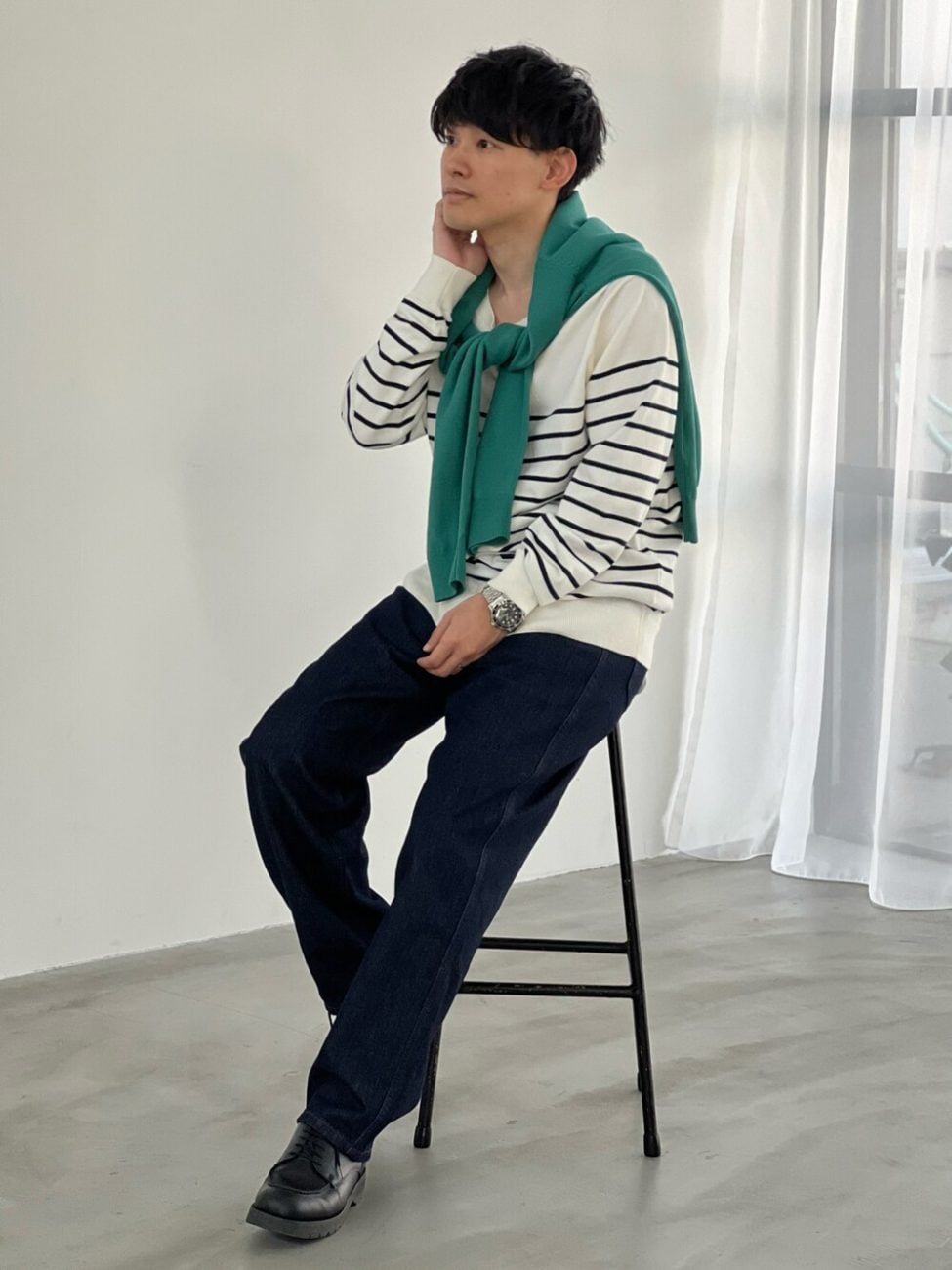 ▼グリーンの肩掛けセーターがアクセントのカジュアルコーデ
