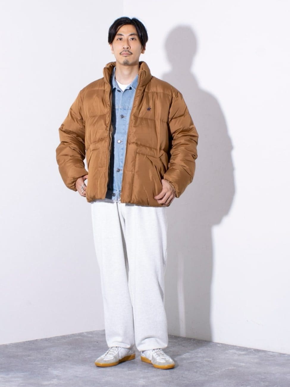 ▼中綿ブルゾンで冬でもジージャンコーデを楽しむ