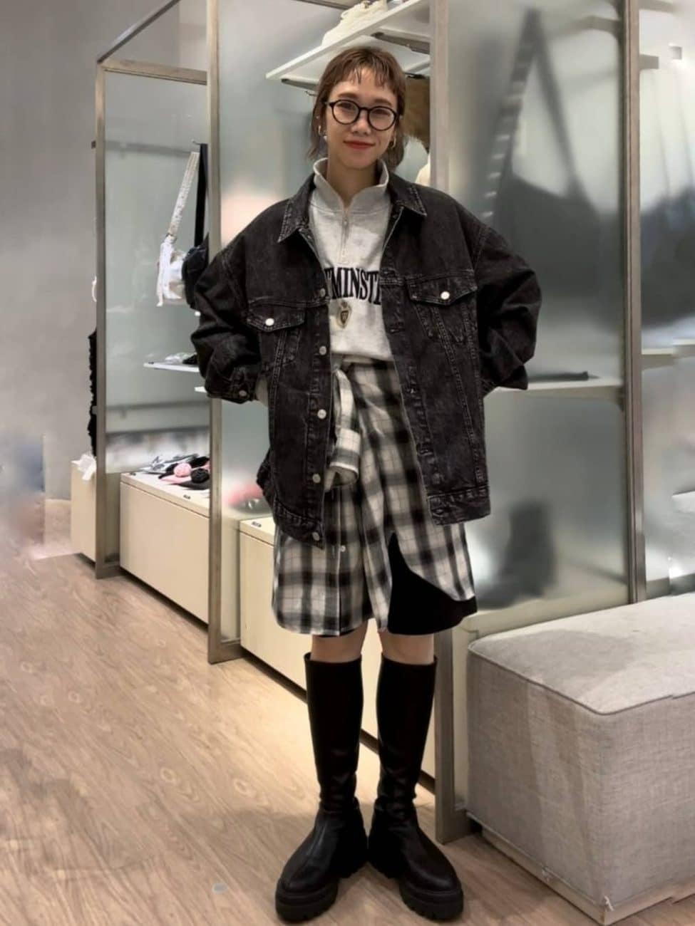 ▼モノトーンコーデにアクセントを効かせる