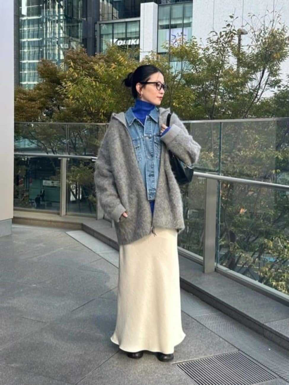 ▼ジージャン×スカートでコーデを柔和な印象に