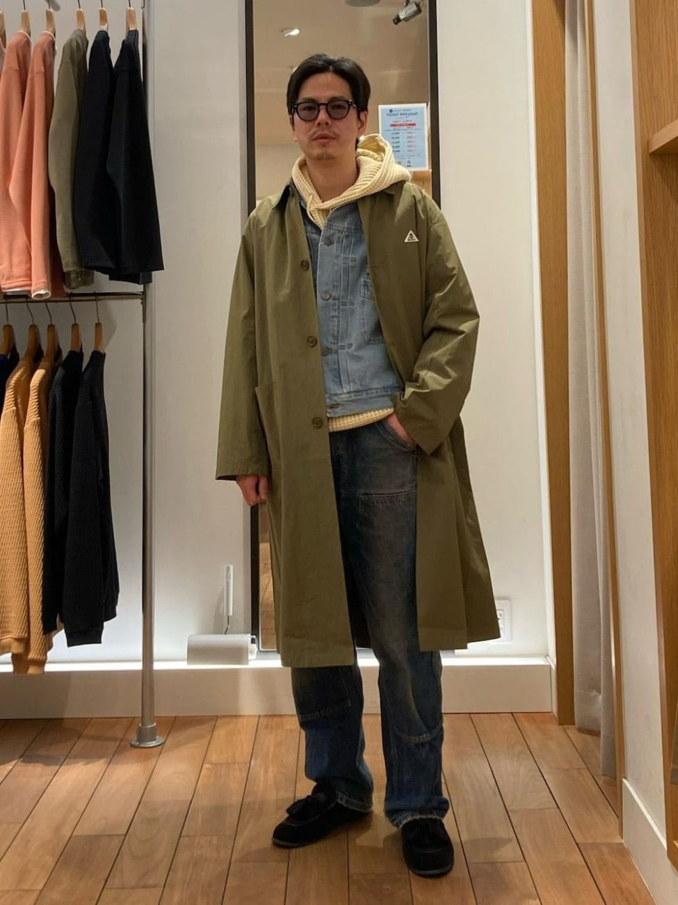 ▼ジージャンとコートのレイヤードで防寒対策