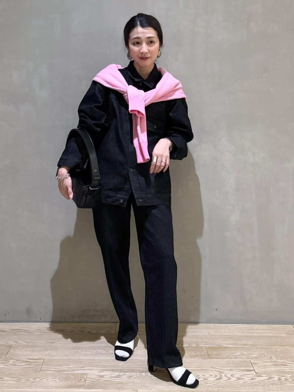 低身長さんの黒コーデは差し色でアクセントを