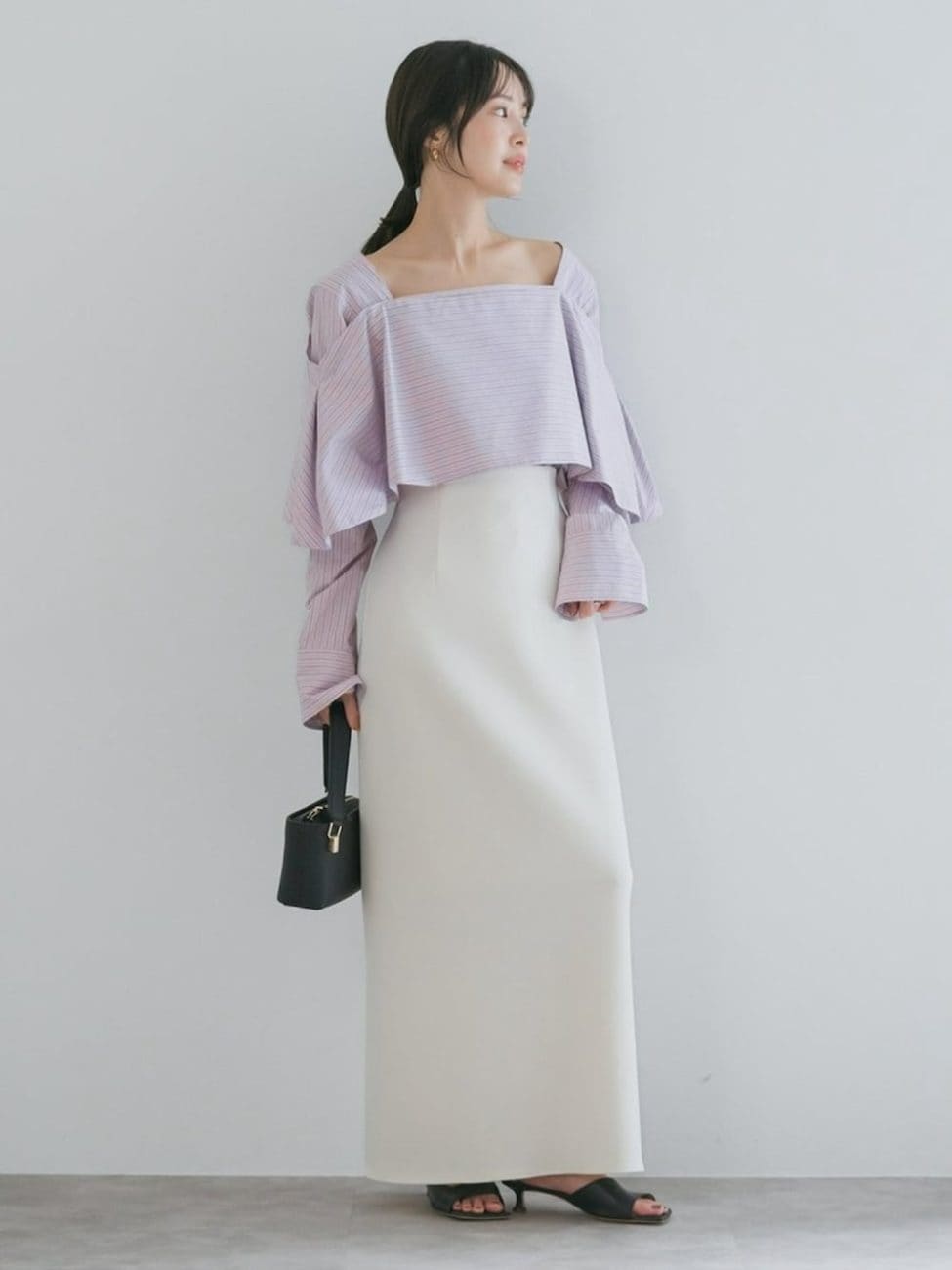 デザイン性の高いブラウスで着映えを狙う