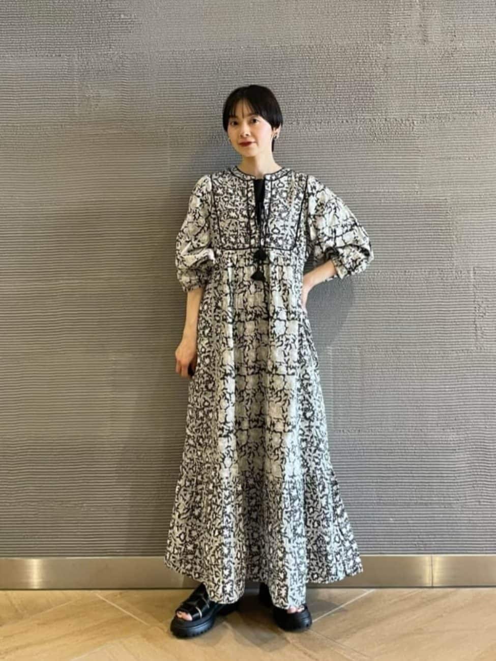 黒ベースの配色でワンピースの甘さを抑える