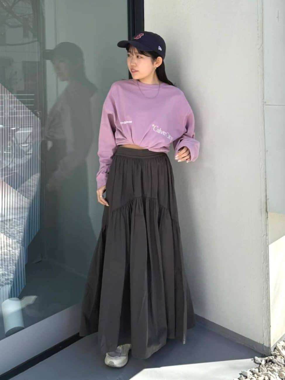 Tシャツの裾をアレンジして脚長効果を発揮