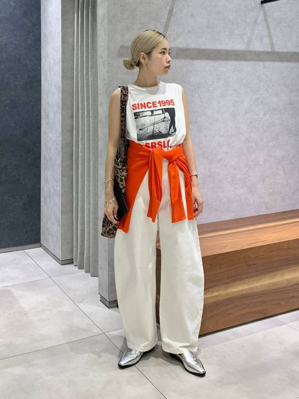 ワントーンコーデにカラーアイテムを投入